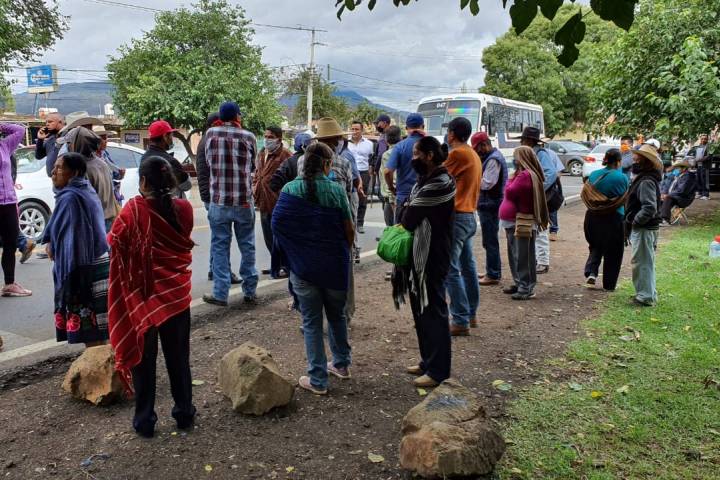 Comunidades indígenas toman carreteras por el día de la lengua materna