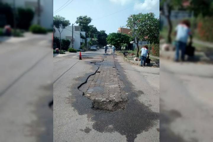 Continúa bacheo en la ciudad y mejora de caminos rurales