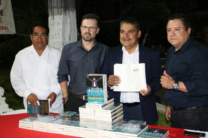 Presentan en Parácuaro libro "Adiós Eterno"  