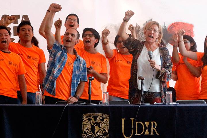 Con el puño en alto finalizó la Fiesta del Libro y la Rosa en Morelia