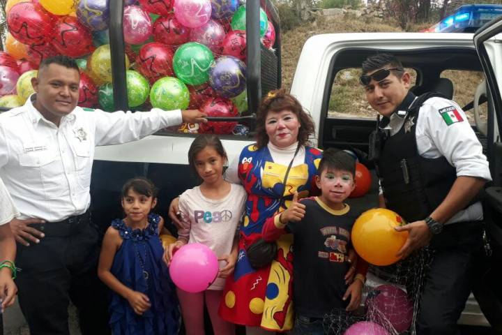 Policías de Morelia se solidarizan con niños de colonias populares