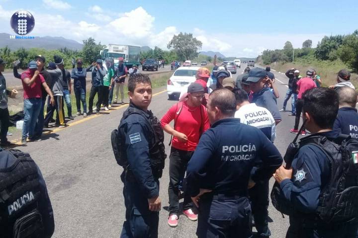 Liberan carretera Morelia - Pátzcuaro tomada por normalistas