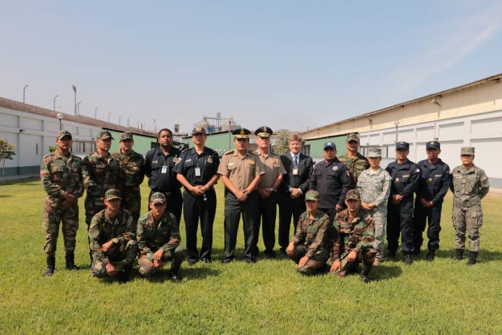 Capacitan a instructores caninos en detección de drogas del IEESSPP en Perú   