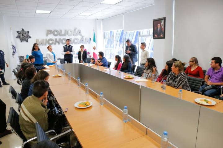 Entrega Gobierno del Estado "Beca Futuro" a hijos de elementos de la Policía Michoacán        