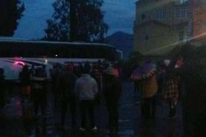 Bloquean carretera en Chilchota