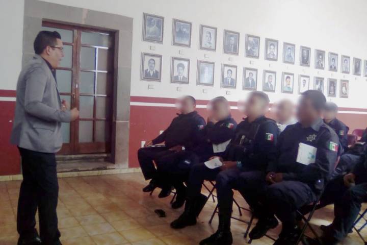 Policías de Quiroga se capacitan para brindar mejor servicio a la ciudadanía