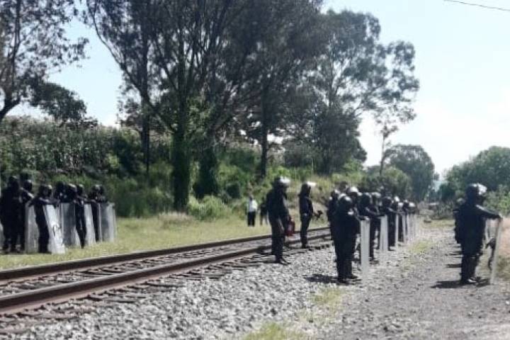 Libera Policía Michoacán vías del tren en Tiripetío      