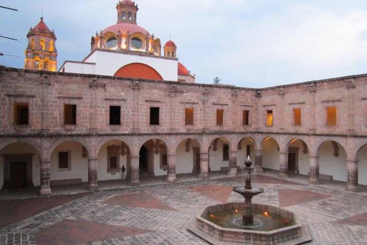 El Centro Cultural Clavijero, recinto de exposiciones del más alto nivel    