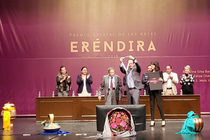 Entregan Premio Estatal de las Artes Eréndira