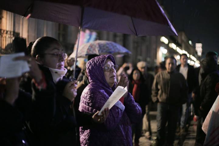 Celebran Posada afuera de Catedral