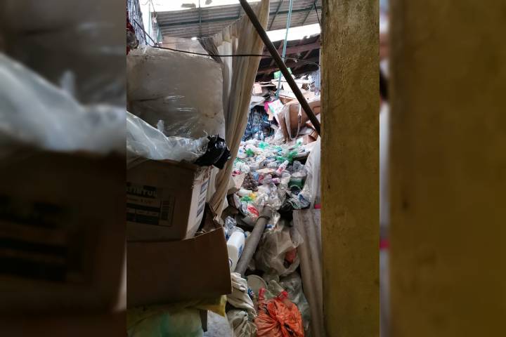 Recolecta Gobierno Municipal varias toneladas de basura dentro de vivienda