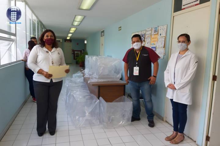 Dona DIF Morelia cubos de acrílico para pacientes en Hospital Infantil