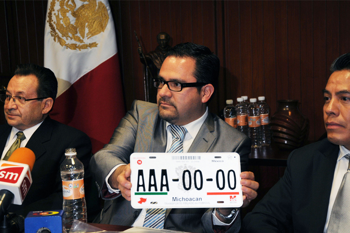 Licitan nuevas láminas para el reemplacamiento en Michoacán