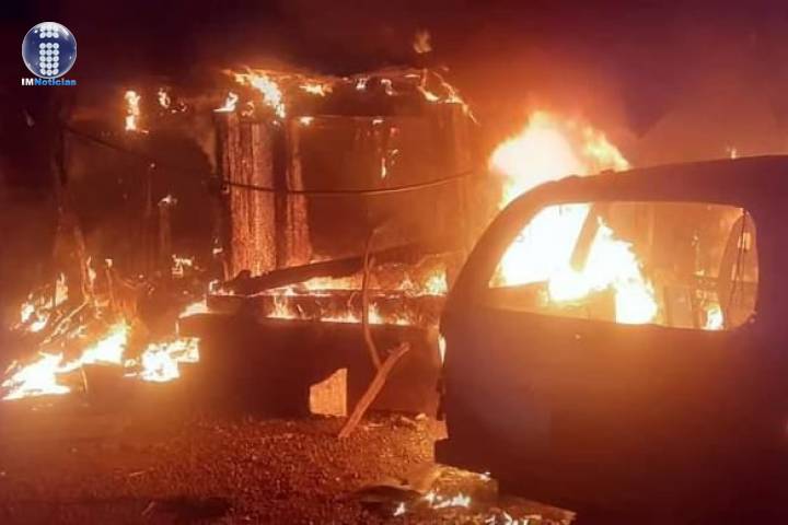 Se quema casa y vehículos en Ziracuaretiro