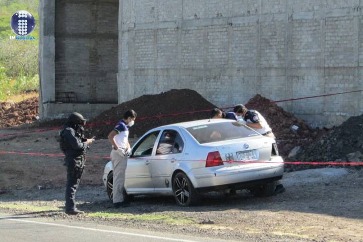 Localizan un ejecutado dentro de un auto en el Libramiento Norte de Zamora 