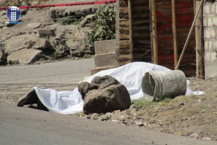 Mientras laboraba albañil es asesinado a balazos, en Ario de Rayón