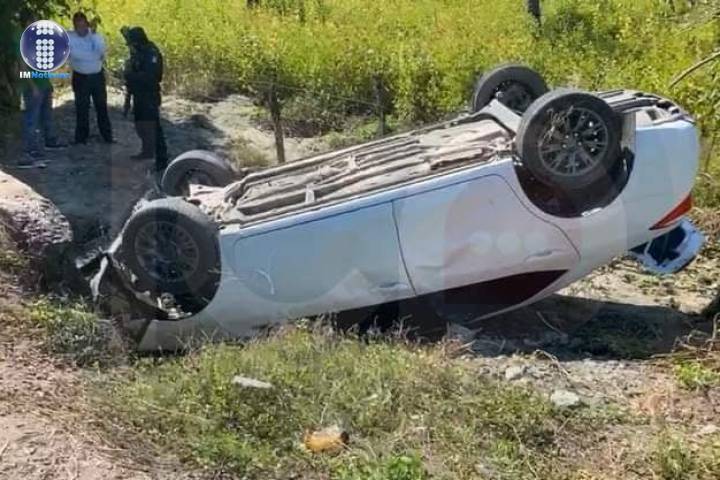 Michoacano sufre accidente vial auto en camino a Playa Larga Zihuatanejo