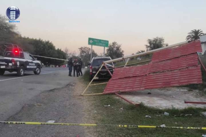 Mujer es baleada en su camioneta, choca contra letrero y muere