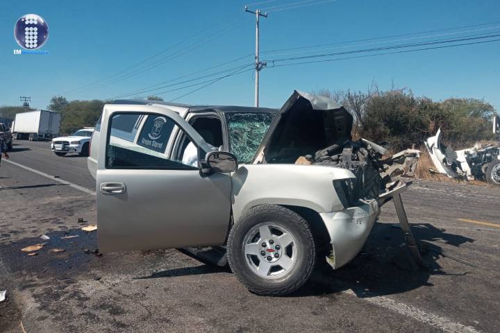 Chocan carroza y tráiler; hay un muerto y un herido