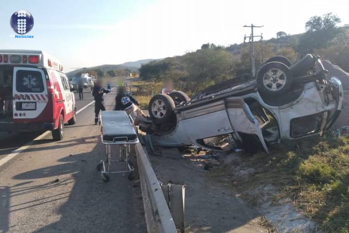 Volcadura de camioneta deja un muerto en la Autopista de Occidente