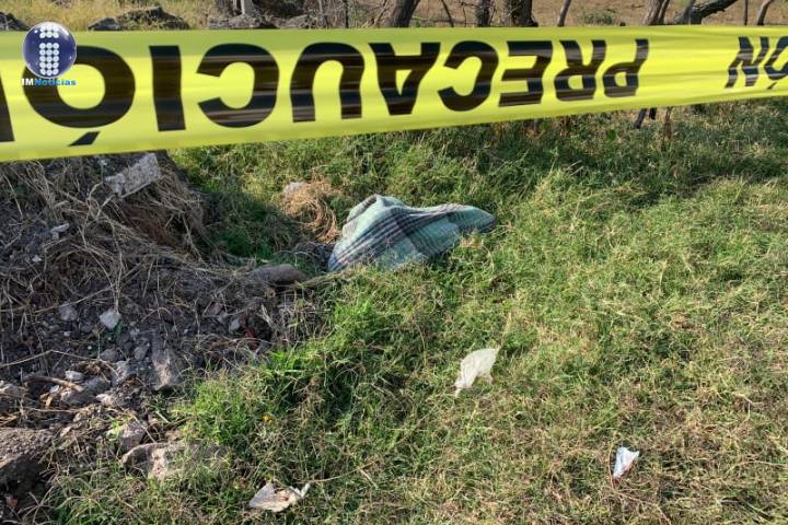 Hallan un cadáver encobijado en Ario de Rayón