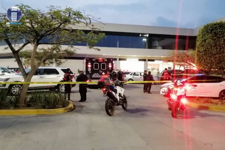 Acribillan a un hombre en el estacionamiento de Plaza Ágora