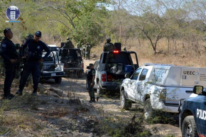 Hallan dos cuerpos dentro de fosas en Tangancícuaro