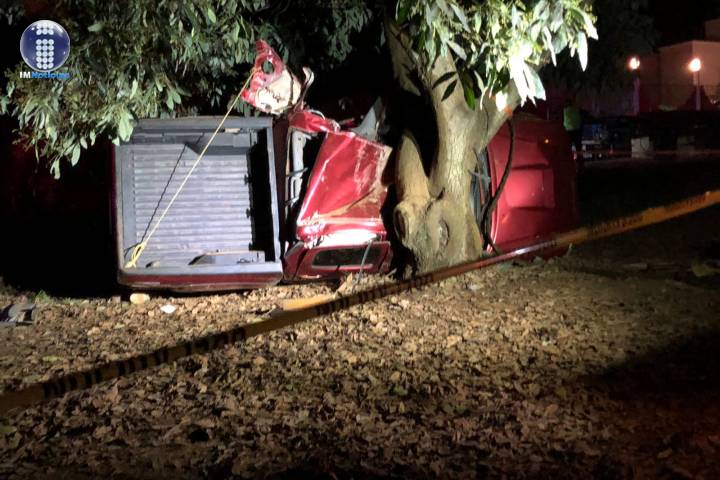 Perece hombre al volcar y chocar su camioneta contra un árbol, en Peribán