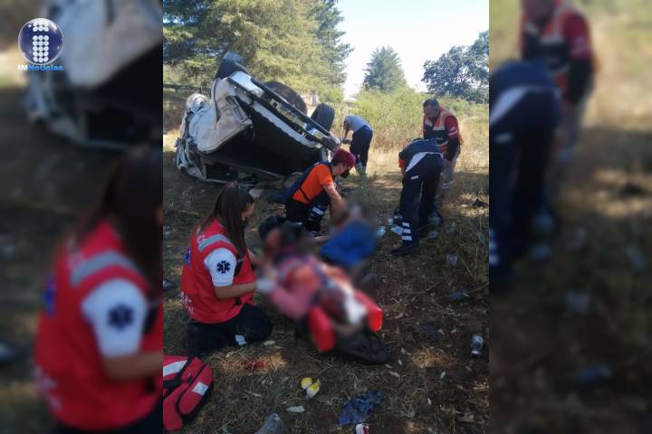 Tres muertos y dos heridos al volcar camioneta en la Autopista de Occidente