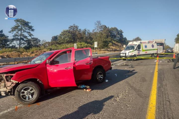 Choque deja dos muertos y tres heridos en autopista Siglo XXI