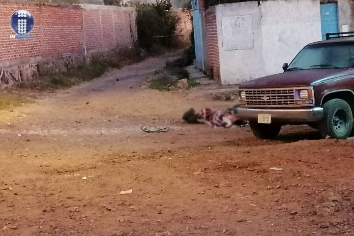 Abandonan dos cuerpos, uno embolsado y otro encobijado en las calles de Jacona