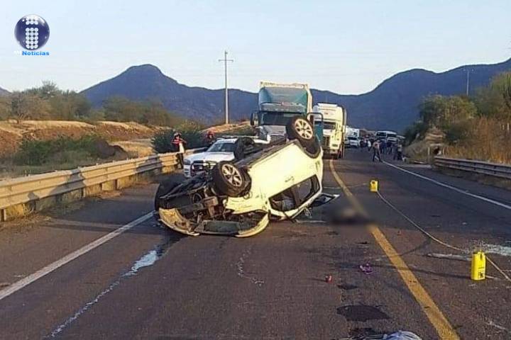 Vuelva camioneta en la Autopista Siglo XXI; hay 3 muertos