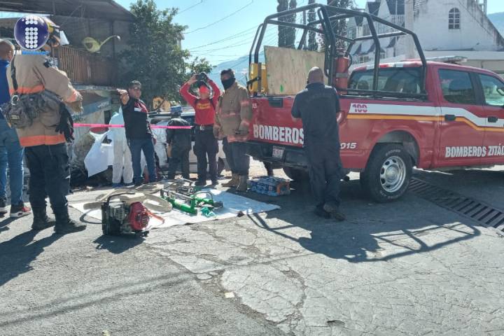 Camioneta se queda sin frenos, impacta contra casas y vehículos; hay tres muertos y dos heridos graves