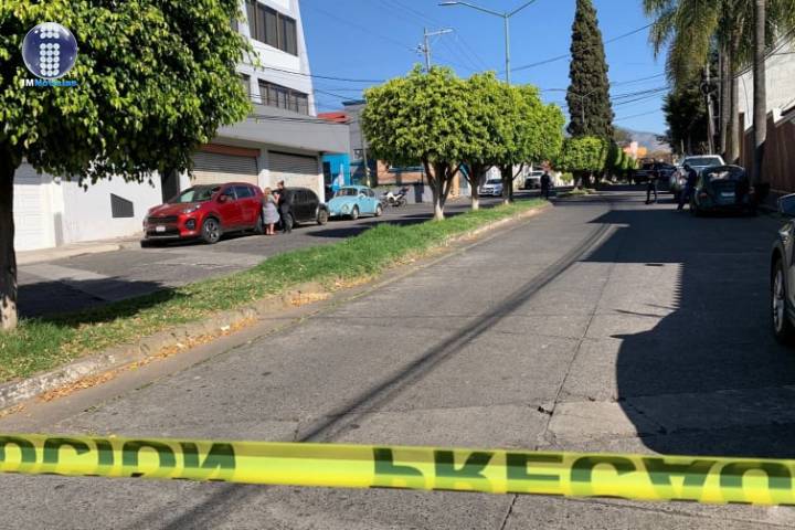 Muere hombre en interior de un auto en Uruapan