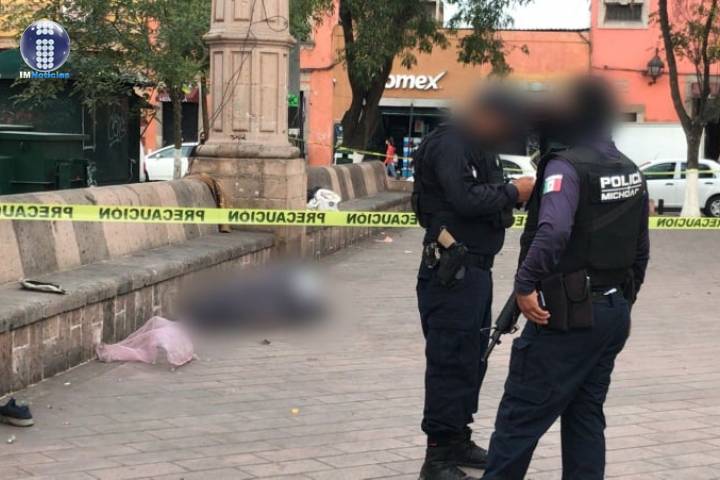 Hombre muere en la Plaza Carrillo 