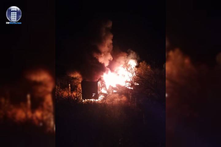 Camión de carga se incendia en rampa de frenado, su chófer muere calcinado