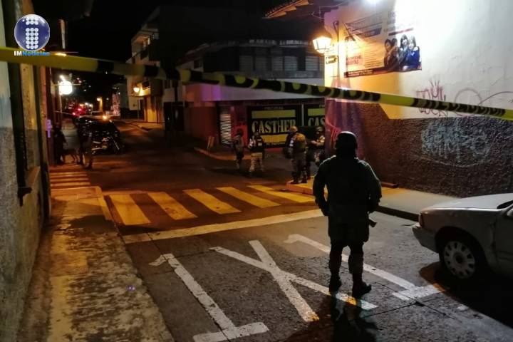 Hombre es asesinado a las afueras de un bar en la zona Centro de Uruapan