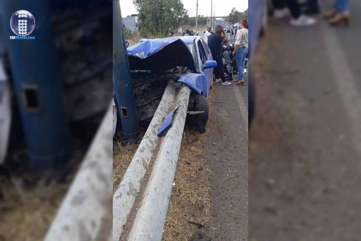 Auto termina atravesado por barra de contención; hay un muerto y tres heridos 