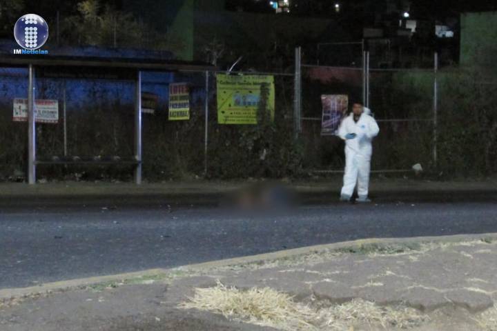 Motocicleta es embestida por camioneta en el periférico de Morelia; hay 3 muertos 