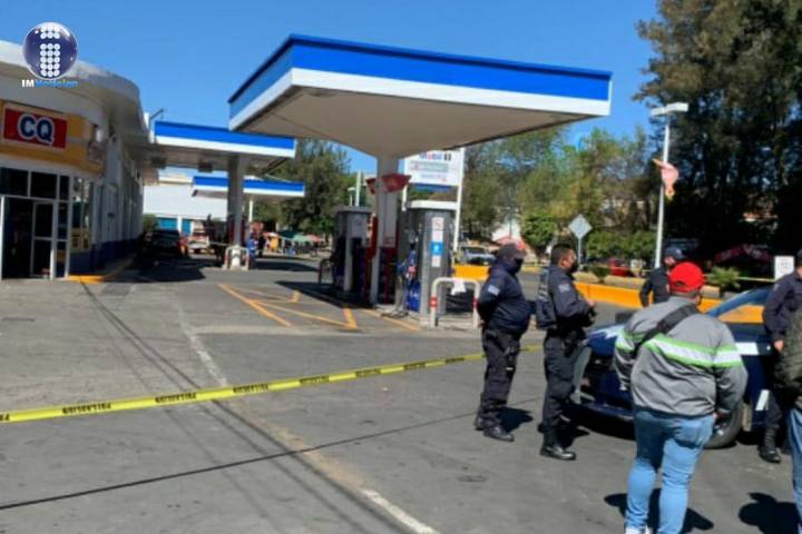 Empistolado asalta gasolinera, es baleado por desconocidos y muere al llegar a un hospital