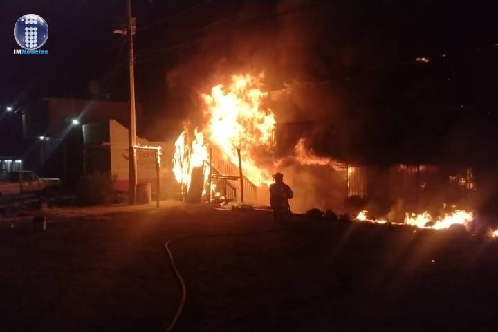 Delincuentes atacan y queman cafetería en Zinapécuaro; hay dos muertos y dos heridos