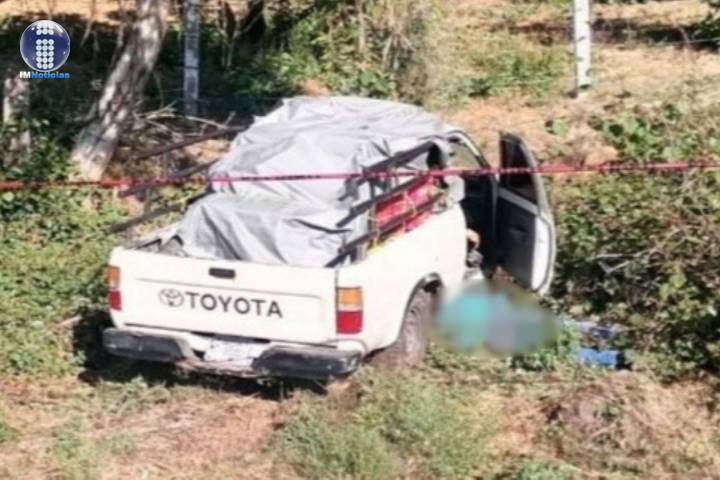 Matan a dos en camioneta que transportaba aguacates 