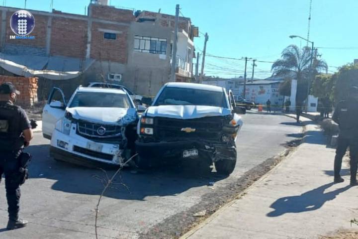 Hombre muere en aparatoso choque entre dos camionetas 