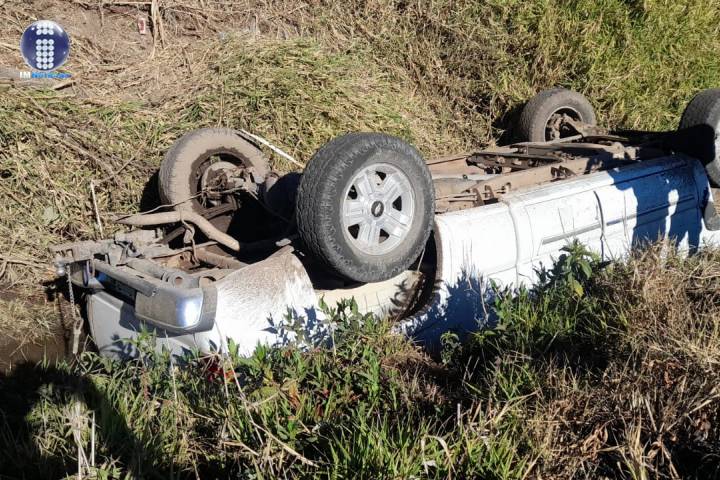 Hombre muere atrapado en camioneta volcada 