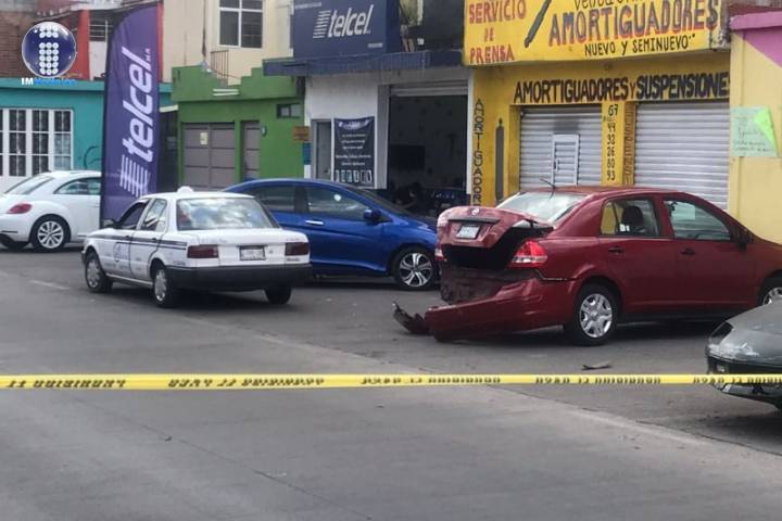 Taxista muere al sufrir un infarto y choca en la av. Periodismo 