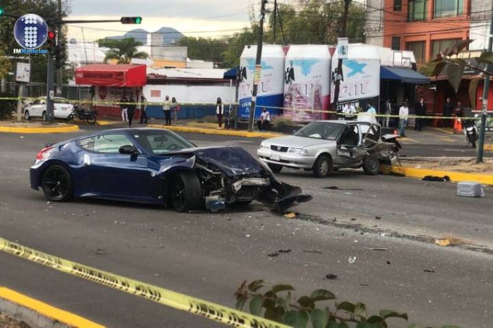 Hombre fallece tras choque entre 2 autos sobre la av. Camelinas 