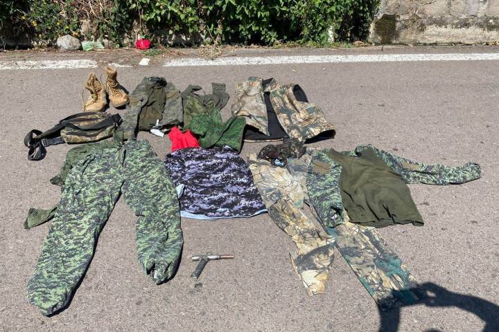Aseguran camionetas baleadas cargadas de equipo táctico y armas