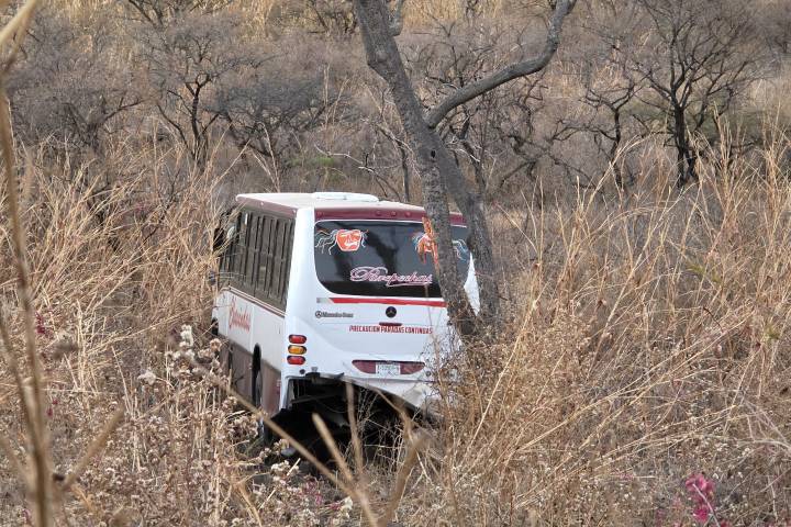 Camión de pasajeros se va un desnivel en la carretera Jacona - Jiquilpan