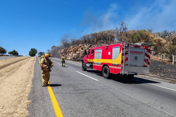 Camión pipa vuelca y se incendia en la región de Panindícuaro 