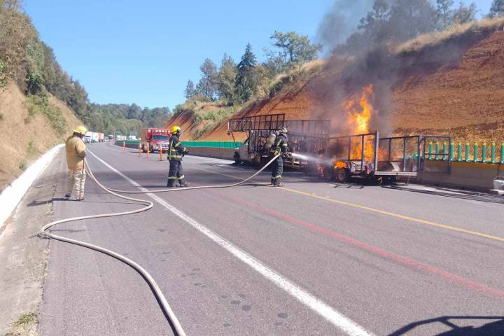 Camioneta se incendia sobre la autopista Siglo XXI; no hay heridos